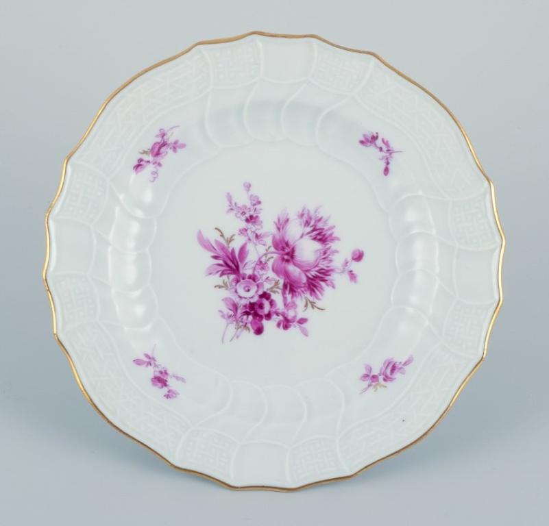 Meissen, Germany. Set of seven porcelain plates hand-painted with purple flowers In Excellent Condition For Sale In Copenhagen, DK