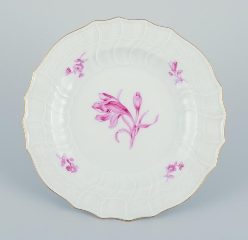Meissen, Germany. Set of seven porcelain plates hand-painted with purple flowers For Sale 1