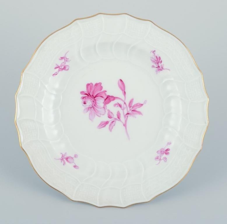 Meissen, Germany. Set of seven porcelain plates hand-painted with purple flowers For Sale 3