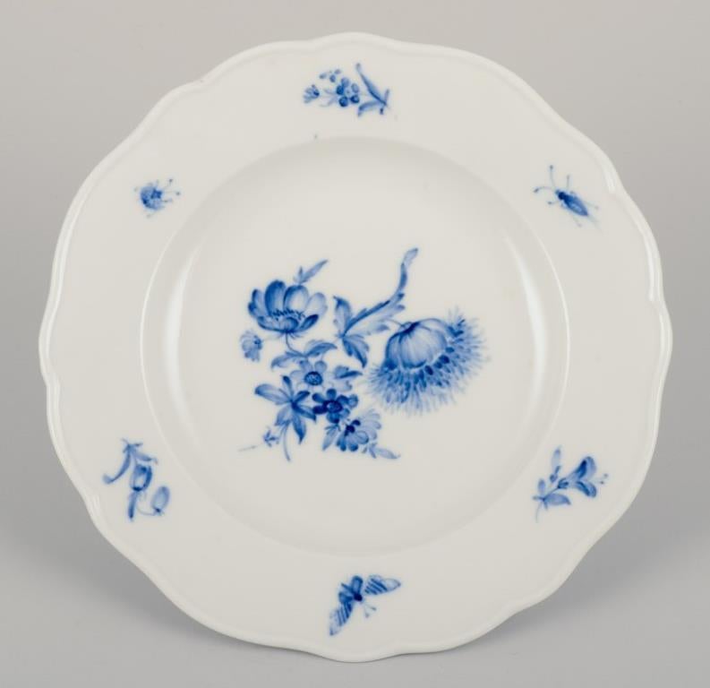 Meissen, Alemania.
Un juego de siete platos de porcelana.
Pintado a mano con motivos florales e insectos en azul.
Años 20/30.
Marcado.
Primera calidad de fábrica.
En perfecto estado.
Dimensiones: Diámetro 16,0 cm.