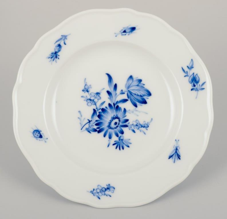 Meissen, Alemania. Juego de siete platos de porcelana con motivos florales. Alemán en venta