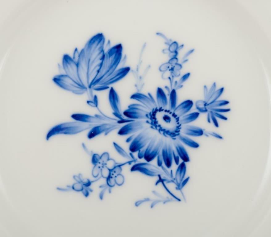 Meissen, Alemania. Juego de siete platos de porcelana con motivos florales. Pintado a mano en venta