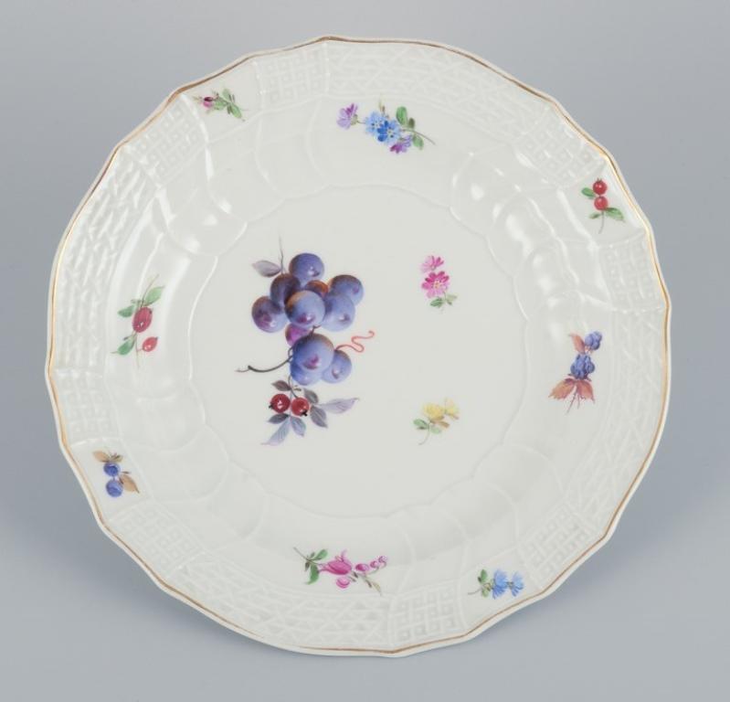 Meissen, Germany. Set of six antique deep porcelain dinner plates. In Excellent Condition For Sale In Copenhagen, DK