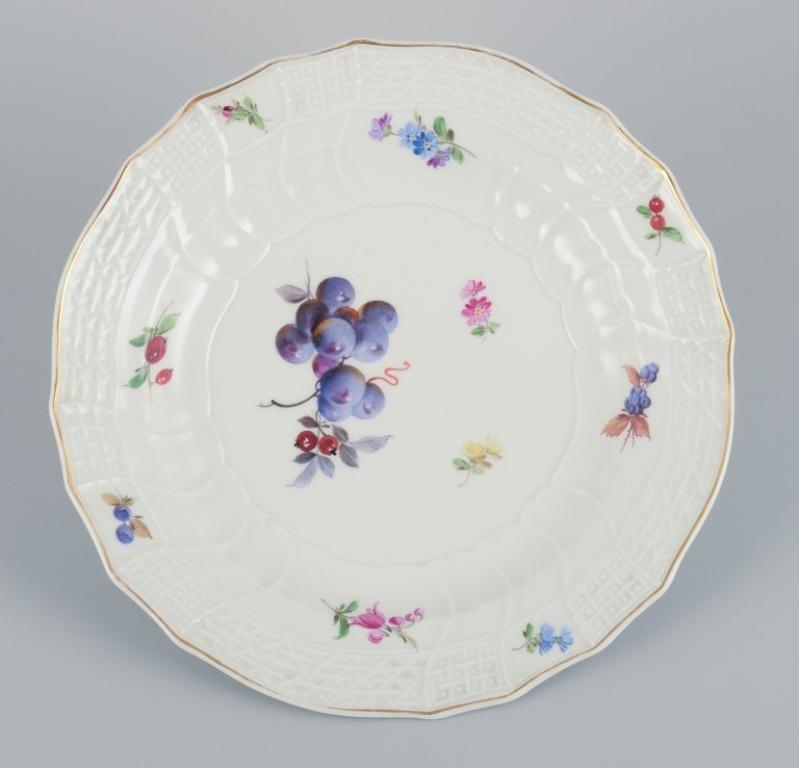 Meissen, Germany. Set of six antique deep porcelain dinner plates. In Excellent Condition In Copenhagen, DK
