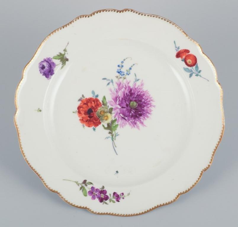 Meissen, Germania. Un set di sei piatti antichi in porcellana. 
Dipinto a mano con motivi floreali policromi.
Datazione: circa 1800.
Con il marchio Marcolini.
Prima qualità di fabbrica.
In ottime condizioni con minimi segni di utilizzo. 
Dimensioni: