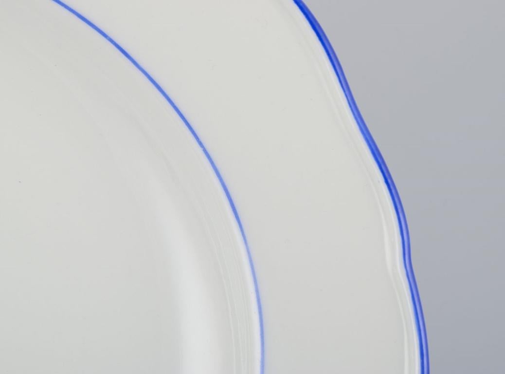 Meißen, Deutschland. Satz mit sechs Tellern. Weißes Porzellan mit blauem Rand. (Glasiert) im Angebot