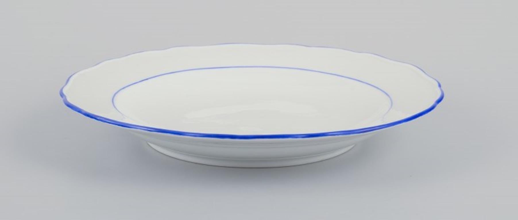 Meißen, Deutschland. Satz mit sechs Tellern. Weißes Porzellan mit blauem Rand. im Zustand „Hervorragend“ im Angebot in København, Copenhagen