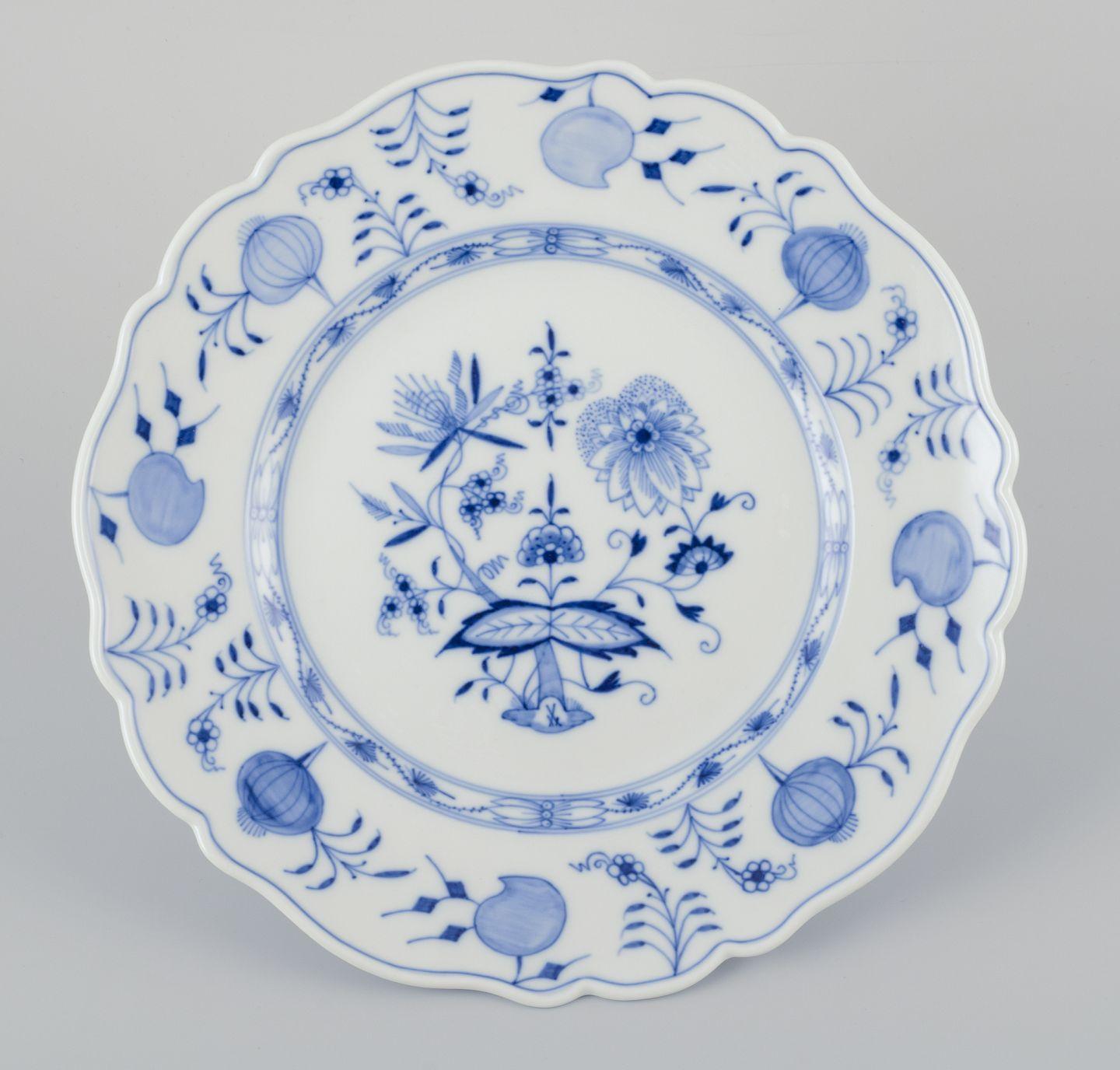 PRE-OWNED GOODS ARE EXEMPT FROM IMPORT TARIFFS FOR U.S., UK, AUSTRALIAN & CANADIAN CUSTOMERS.   
THEREFORE, NO IMPORT TARIFFS WILL BE APPLICABLE TO YOUR PURCHASE. 

Meissen, Germany.
A set of six large Blue Onion porcelain dinner plates/cover