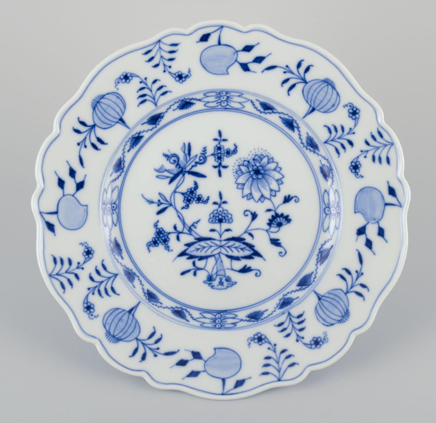 Meissen, Germany. Set of six large Blue Onion porcelain dinner /cover plates In Excellent Condition For Sale In København, Copenhagen