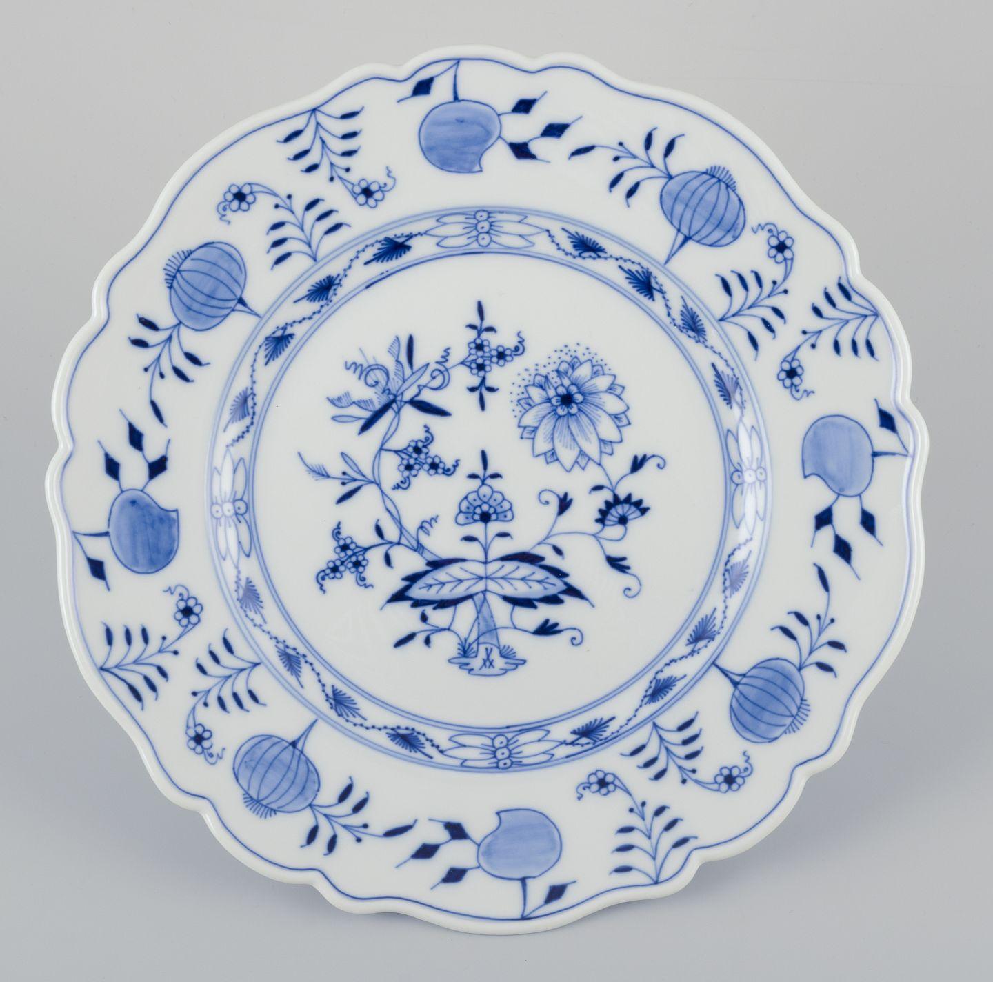 20th Century Meissen, Germany. Set of six large Blue Onion porcelain dinner /cover plates For Sale