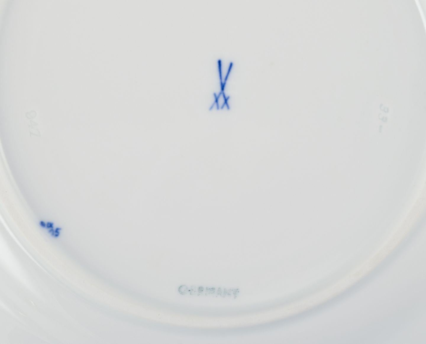 Meissen, Germany. Set of six large Blue Onion porcelain dinner /cover plates For Sale 3