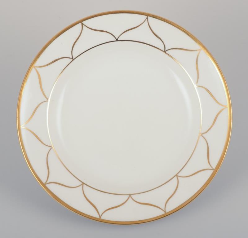 Meissen, Allemagne. Un ensemble de six plaques. Porcelaine blanche avec décoration dorée. Art déco.
Modèle rare.
Ca. 1930.
Marqué.
Parfait état. Ne semble pas avoir été utilisé.
Première qualité d'usine.
Dimensions : D 18,5 cm.