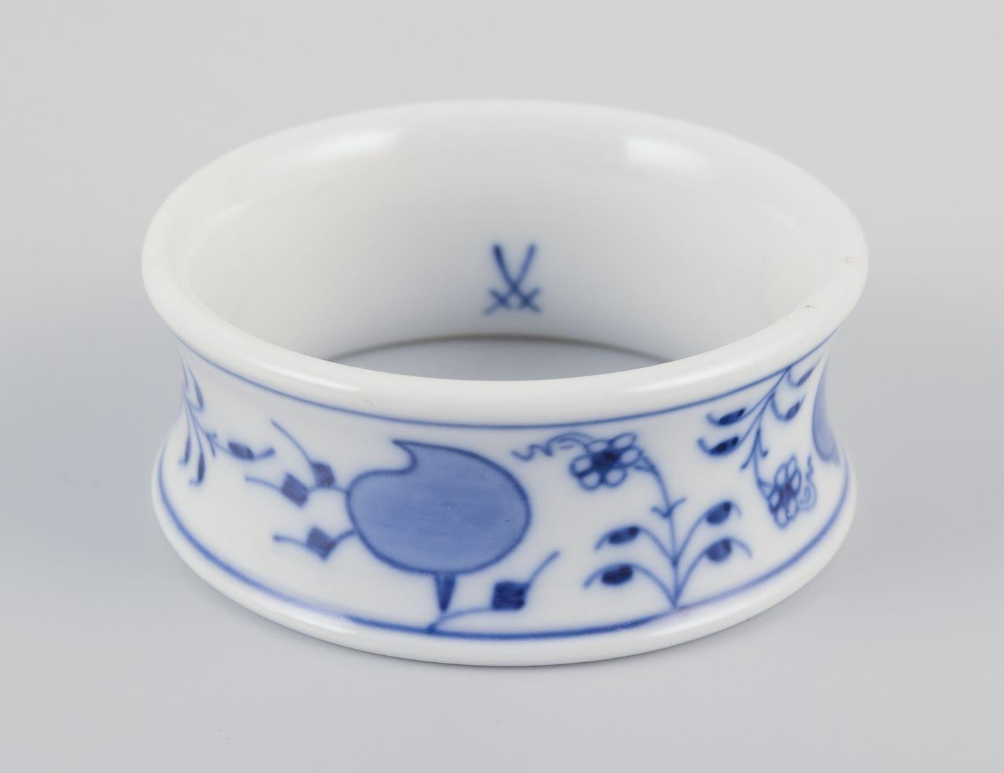 Allemand Meissen, Allemagne. Lot de six ronds de serviette en porcelaine. Motif de l'oignon bleu. en vente