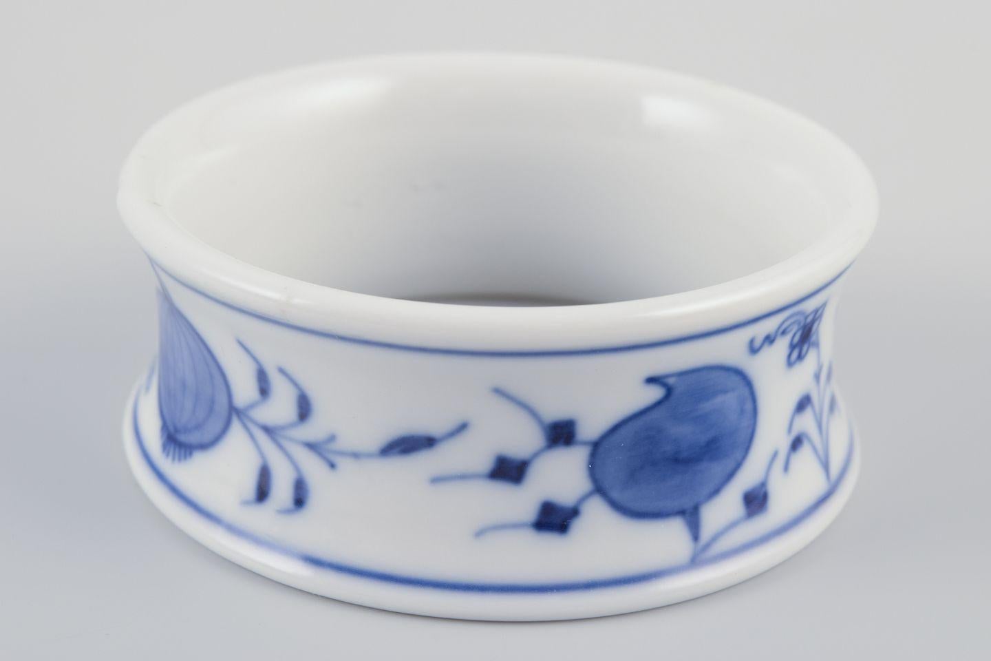 Vernissé Meissen, Allemagne. Lot de six ronds de serviette en porcelaine. Motif de l'oignon bleu. en vente