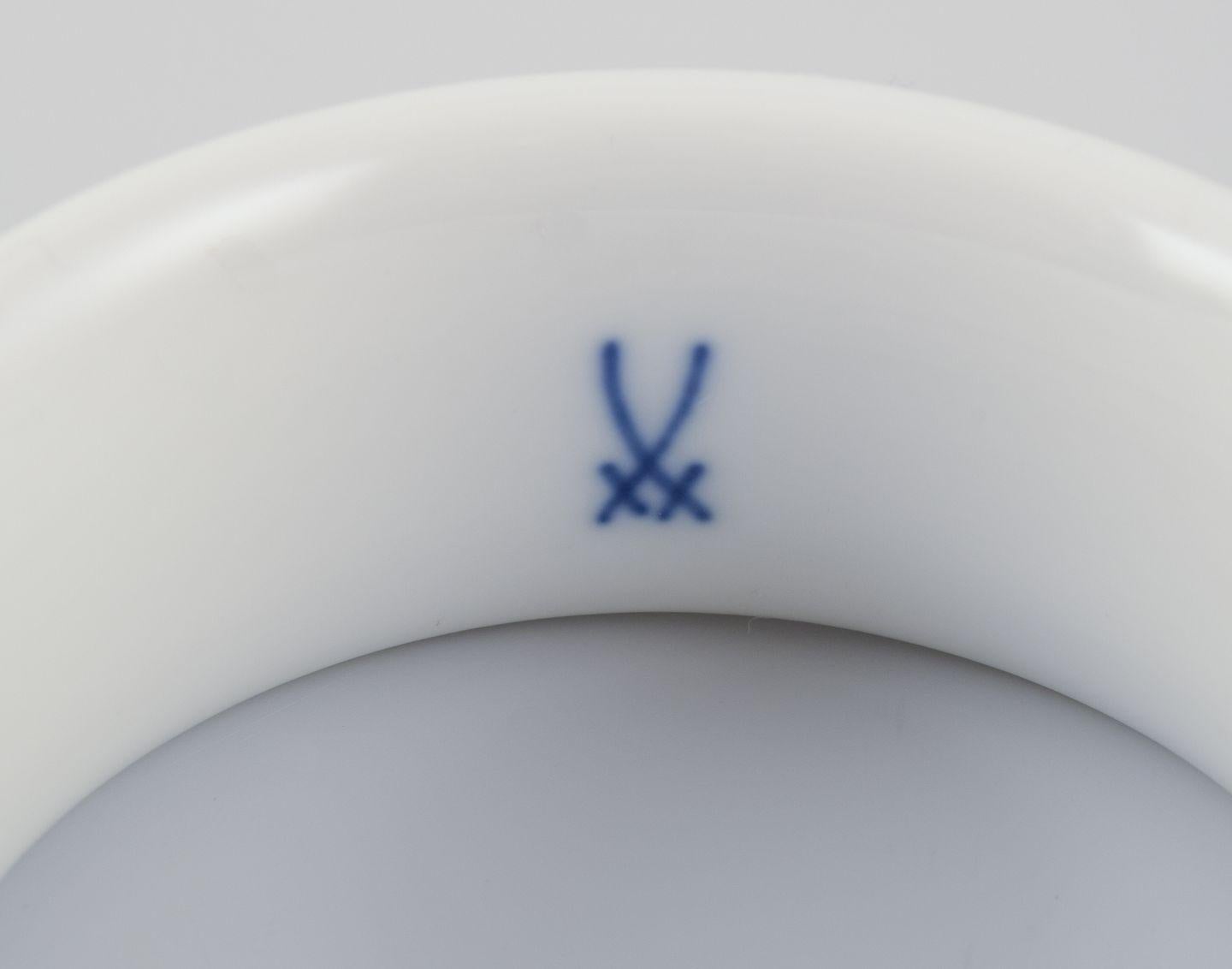 Meissen, Allemagne. Lot de six ronds de serviette en porcelaine. Motif de l'oignon bleu. Excellent état - En vente à København, Copenhagen