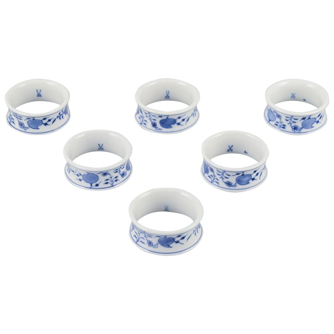 Meissen, Allemagne. Lot de six ronds de serviette en porcelaine. Motif de l'oignon bleu. en vente