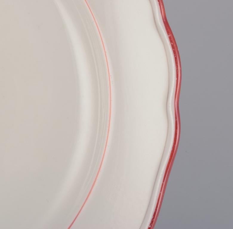 Meissen, Alemania. Juego de diez platos de porcelana con ribete rojo coral. Alemán en venta