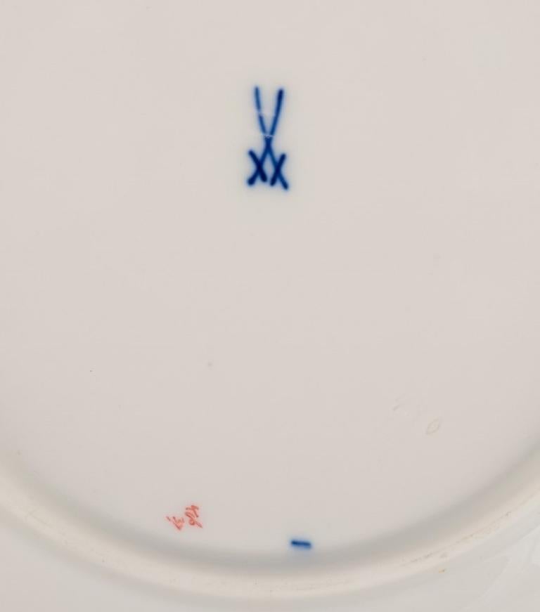 Meissen, Alemania. Juego de diez platos de porcelana con ribete rojo coral. Glaseado en venta