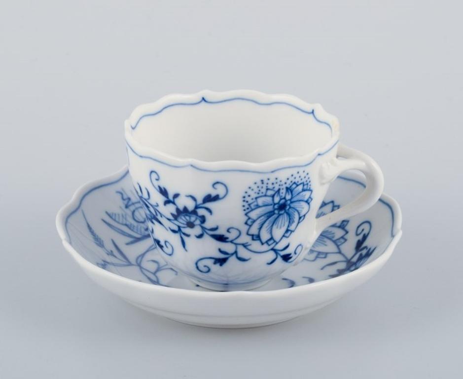Meissen, Germany, a set of six pairs of Blue Onion pattern coffee cups (demitasse) with saucers. Hand-painted.
Dating from the mid-20th century.
Marked.
First factory quality.
In perfect condition.
Cup: Height 5.0 cm x Diameter 6.5 cm.
Saucer: