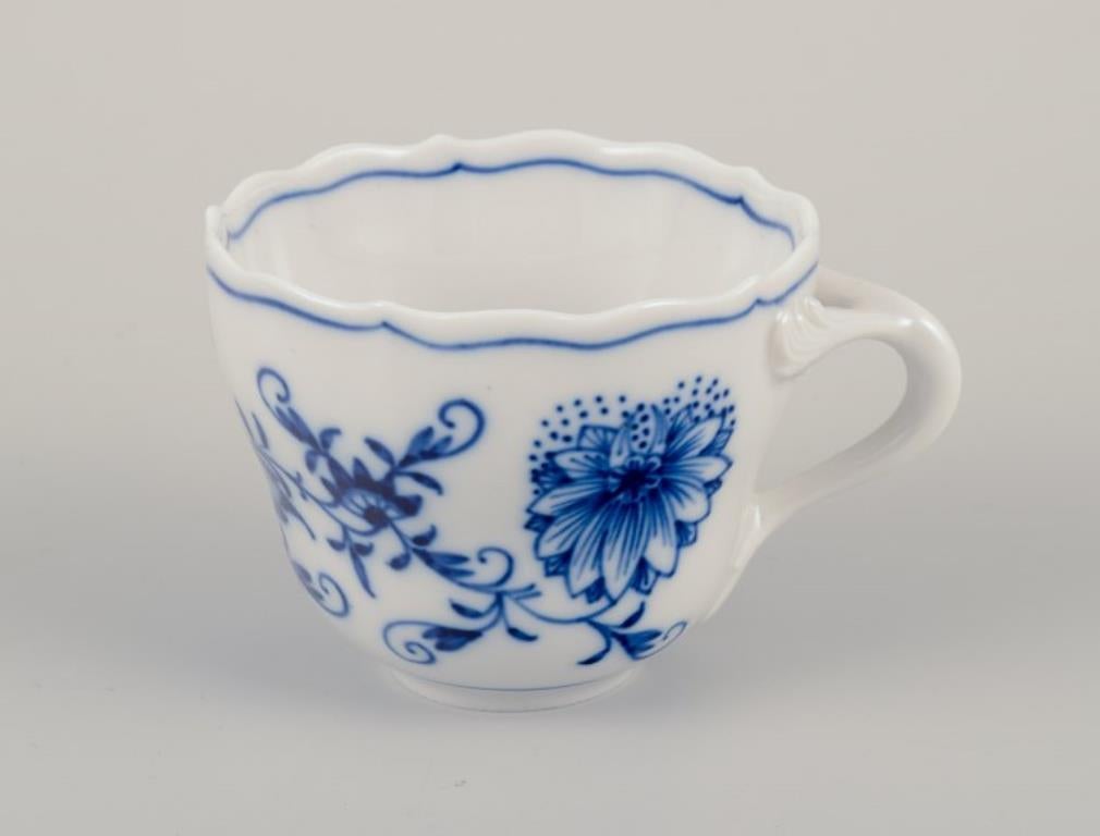 Allemand Meissen, Allemagne. Six tasses déitasse en forme d'oignon bleu avec soucoupes en porcelaine en vente