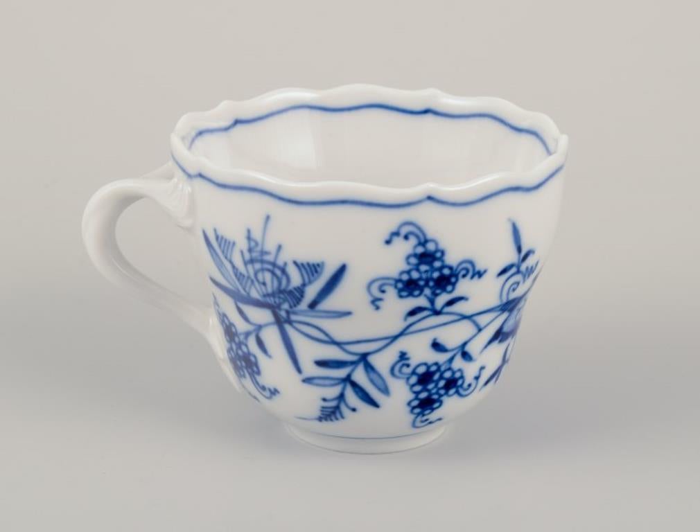 Vernissé Meissen, Allemagne. Six tasses déitasse en forme d'oignon bleu avec soucoupes en porcelaine en vente