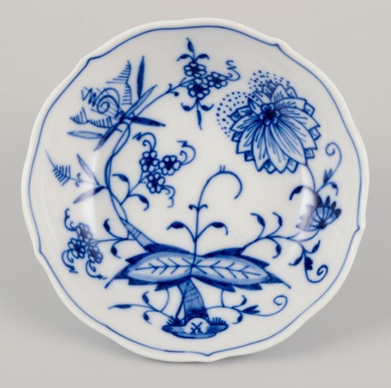 Meissen, Allemagne. Six tasses déitasse en forme d'oignon bleu avec soucoupes en porcelaine Excellent état - En vente à Copenhagen, DK
