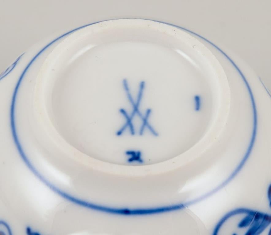 20ième siècle Meissen, Allemagne. Six tasses déitasse en forme d'oignon bleu avec soucoupes en porcelaine en vente