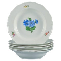 Meissen, Allemagne. Six assiettes profondes en porcelaine décorées de fleurs.