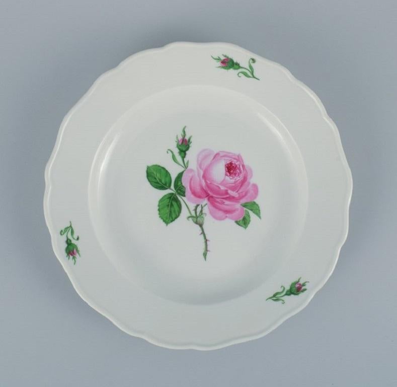 Meissen, Germany, five dinner plates hand painted with floral motifs in different colors.
circa 1900.
In great condition.
Third factory quality.
Marked.
Dimensions: D 25.0 x H 3.5 cm.