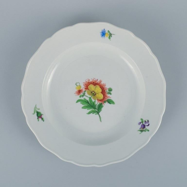 Meissen, Germany, Six Dinner Plates hand painted with Floral Motifs In Excellent Condition In Copenhagen, DK