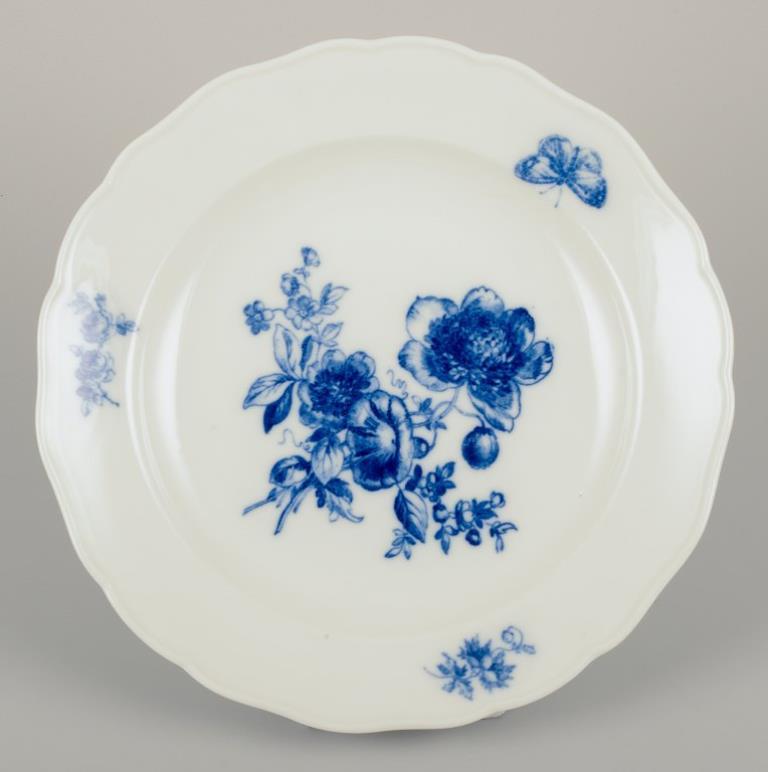 Meissen, Germany.
Six dinner plates in porcelain.
Hand-painted with floral motifs and insects in blue.
Approximately 1920s/1930s.
Marked.
Third factory quality.
In excellent condition with minor signs of use.
Dimensions: D 24.0 cm x H 3.5 cm.