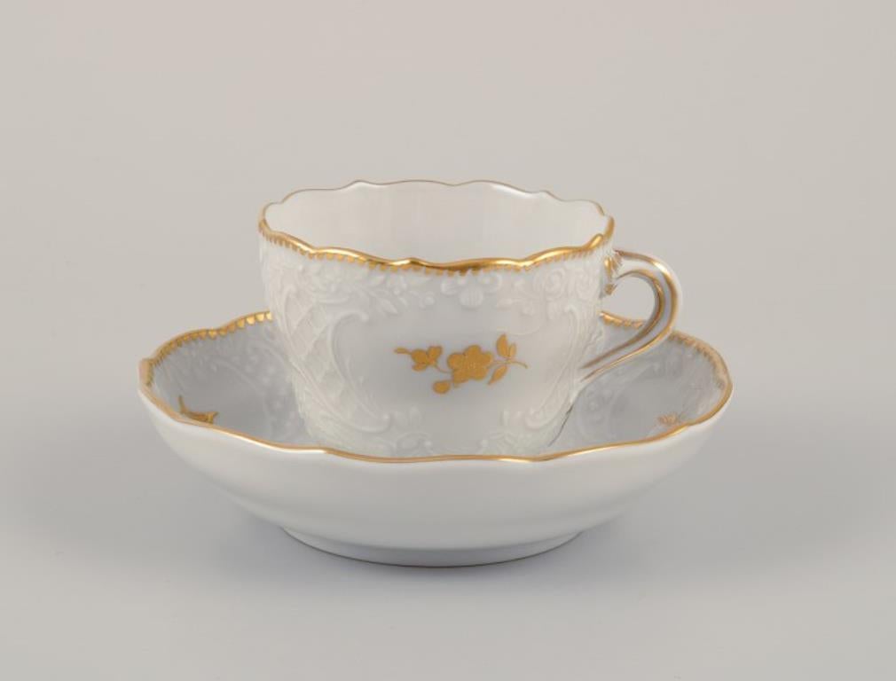 Meissen, Germania.
Set da caffè per sei persone in porcellana composto da sei tazze e sei piattini. Decorato a mano in oro con fiori in stile classico.
Inizio del XX secolo.
Contrassegnato.
Condizioni perfette.
Terza qualità di fabbrica.
Piattini: