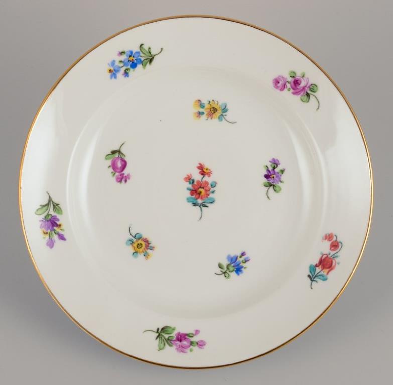 Dipinto a mano Meissen, Germania, sei piatti con motivi floreali policromi, bordo dorato. in vendita