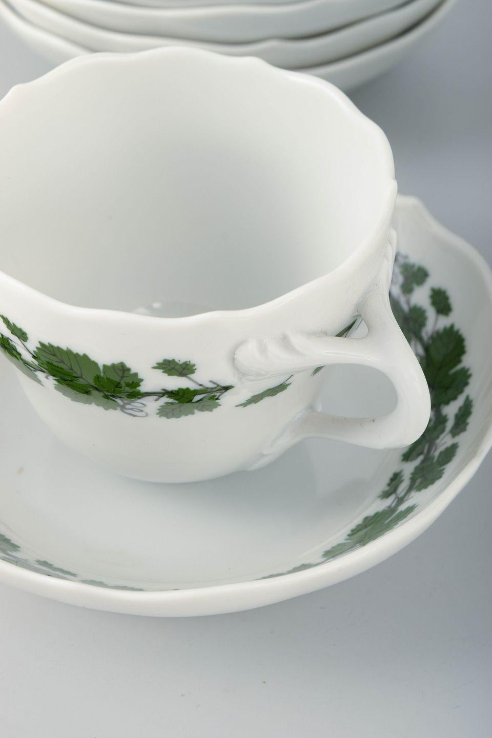 Meißen, Deutschland. Sechs Mokkatassen aus Porzellan mit Untertassen. Weinblatt-Muster. im Zustand „Gut“ im Angebot in København, Copenhagen