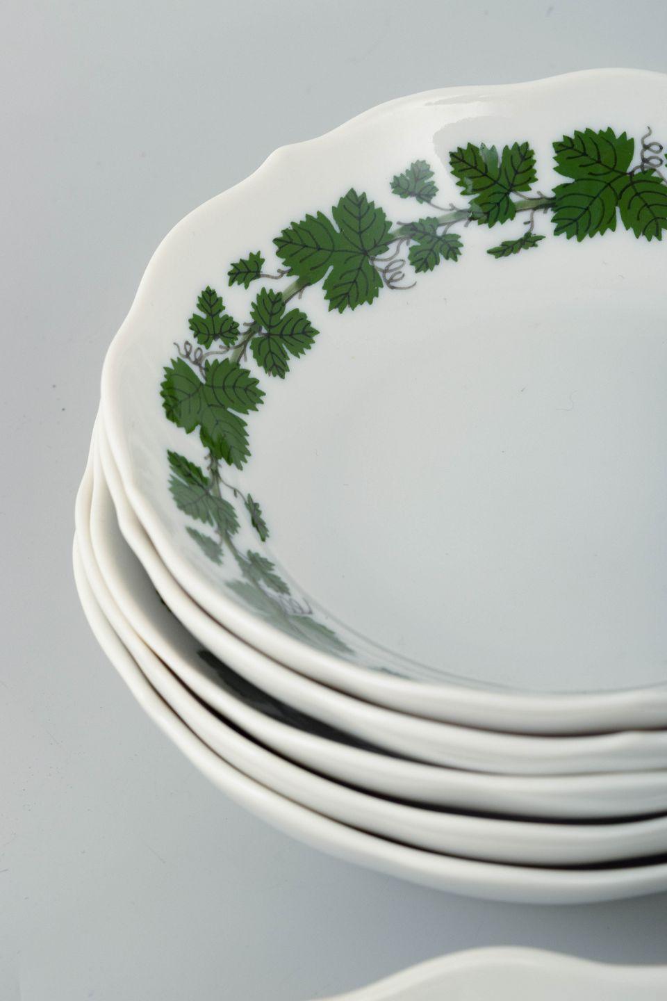 Meißen, Deutschland. Sechs Mokkatassen aus Porzellan mit Untertassen. Weinblatt-Muster. (20. Jahrhundert) im Angebot