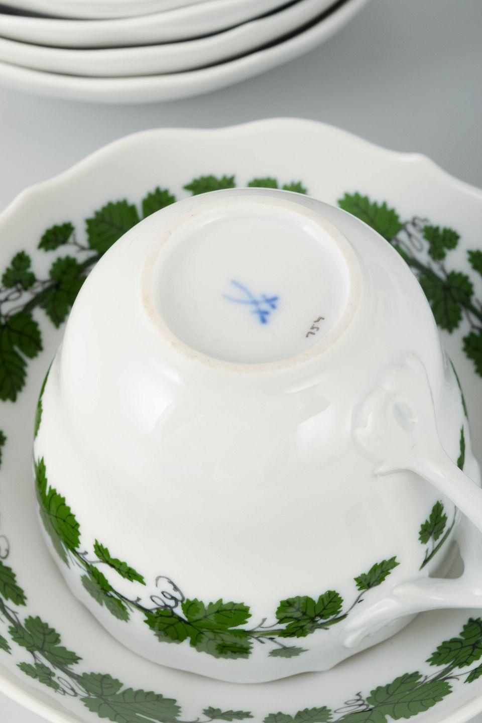 Meißen, Deutschland. Sechs Mokkatassen aus Porzellan mit Untertassen. Weinblatt-Muster. im Angebot 1