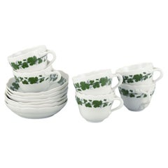 Meissen, Alemania. Seis tazas de moka de porcelana con platillos. Patrón de hojas de parra.
