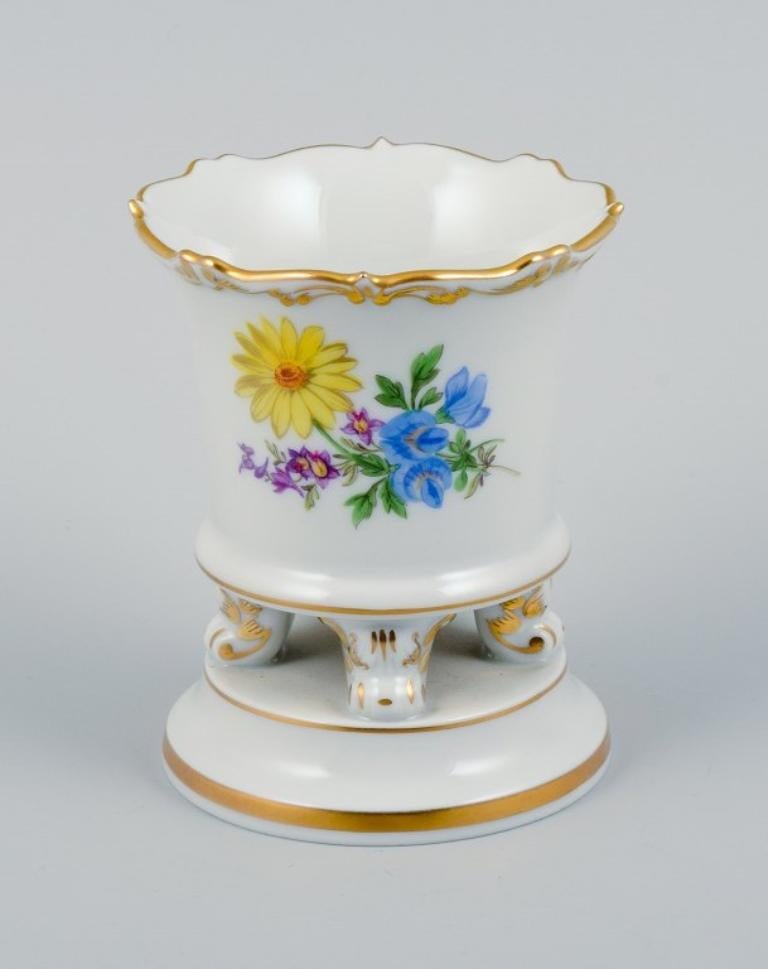 Meissen, Germany, small vase on four feet hand painted with floral motif.
Mid-20th century.
Perfect condition.
First factory quality.
Marked
Dimensions: H 8.8 x D 7.0 cm.