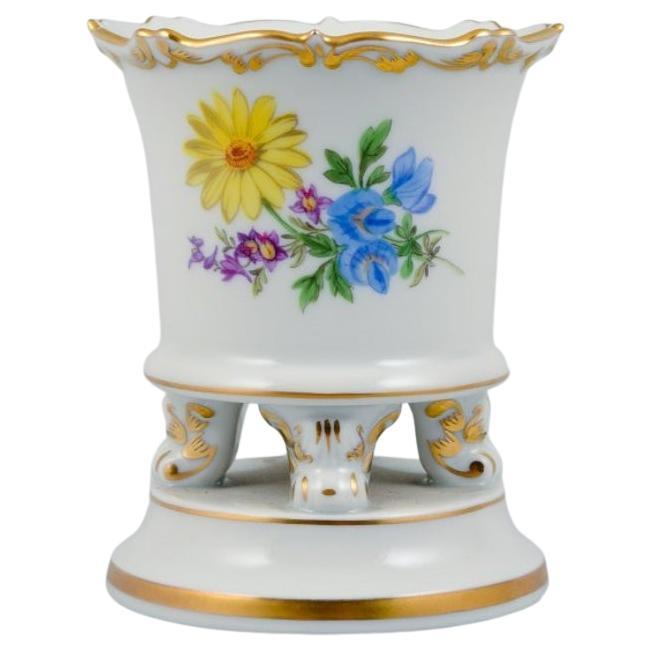 Meissen, Allemagne, petit vase sur quatre pieds peint à la main avec un motif floral.