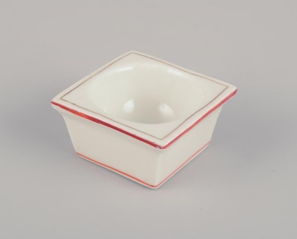 Meissen, Alemania. Un azucarero y un salero de porcelana.
Decorado con ribete rojo coral. Art Déco.
Un pomo de tapa con forma de rosa.
Aproximadamente en la década de 1930.
Marcado.
Tercera calidad de fábrica.
En muy buen estado, el pomo de la tapa