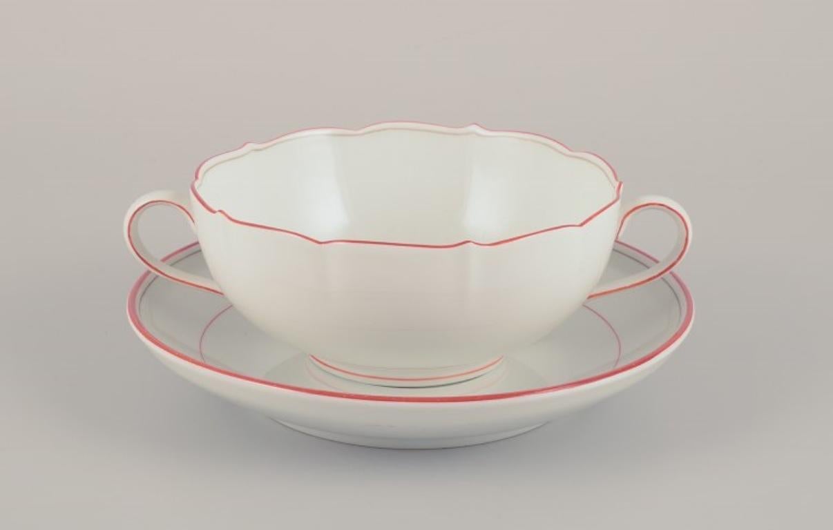 Meissen, Alemania. Taza de té y taza de caldo con platillos. Decorado con rojo coral y ribetes dorados. Art Déco.
Aproximadamente en la década de 1930.
Marcado.
Tercera calidad de fábrica.
En buen estado, con signos normales de uso.
Taza de caldo:
