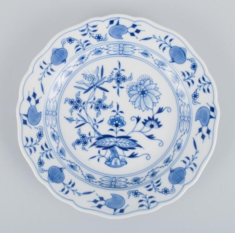 Allemand Meissen, Allemagne, trois assiettes à motif d'oignon bleu. Environ 1900. en vente