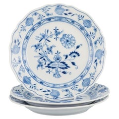 Meissen, Allemagne, trois assiettes à motif d'oignon bleu. Environ 1900.