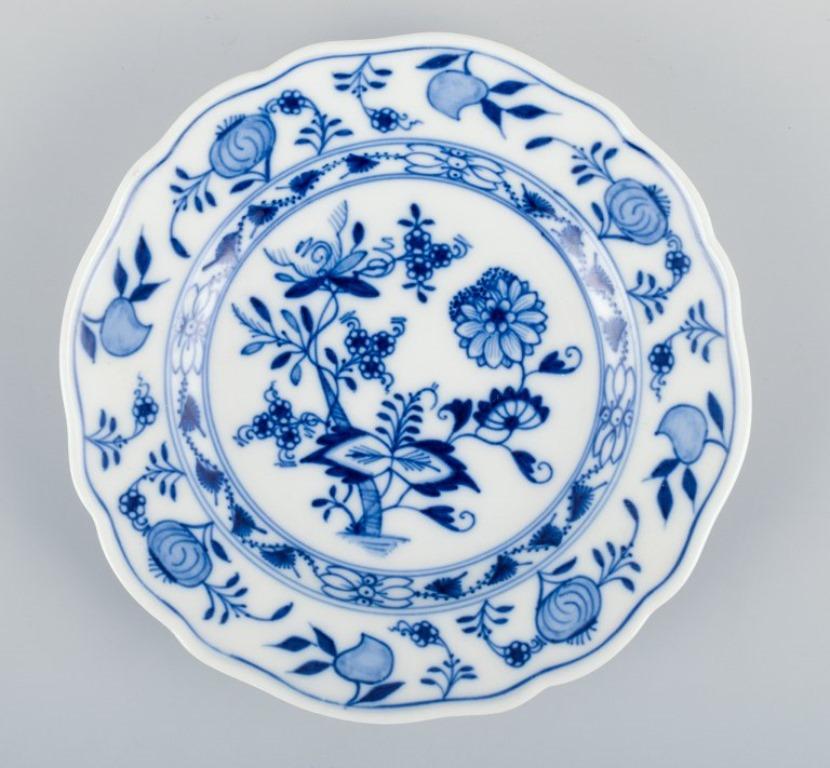 Meissen, Germany, three Blue Onion pattern plates in different sizes. 
Hand-painted.
Approximately from the 1930s.
Marked.
Different factory qualities.
In excellent condition.
Dimensions: ranging from Diameter 15.0 cm to Diameter 24.4 cm.