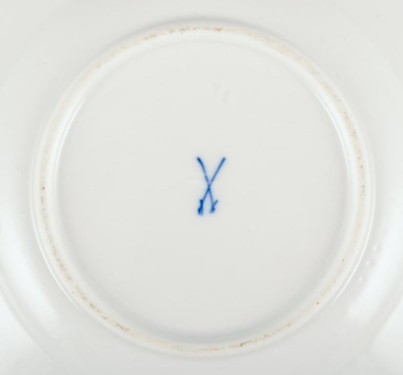 Meissen, Deutschland, drei Teller mit blauem Zwiebelmuster in verschiedenen Größen.  im Zustand „Hervorragend“ im Angebot in Copenhagen, DK