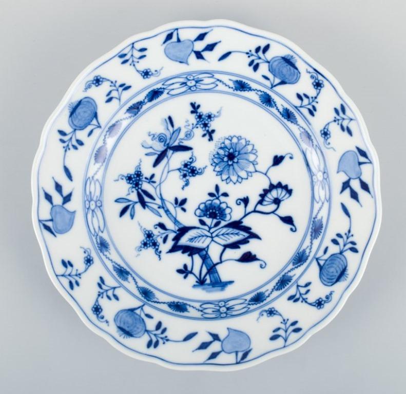 Meissen, Germany, three Blue Onion pattern plates in different sizes.  For Sale 1