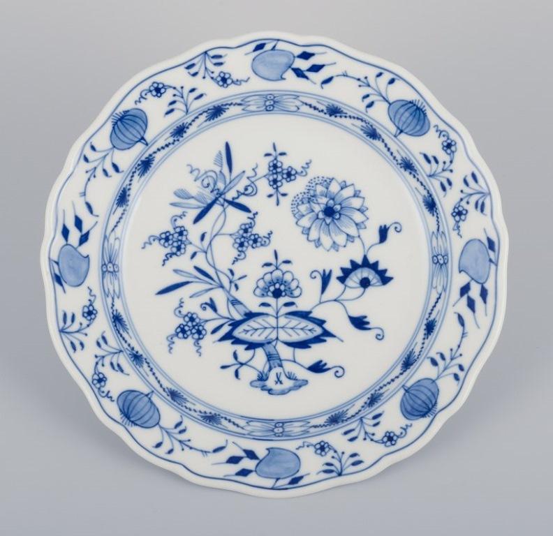 Meissen, Germania, tre piatti in porcellana con motivo Cipolla Blu.
Decorato a mano con fiori.
Metà del XX secolo.
Contrassegnato.
Condizioni perfette.
Terza qualità di fabbrica.
Dimensioni: D. A. 21.5 cm.