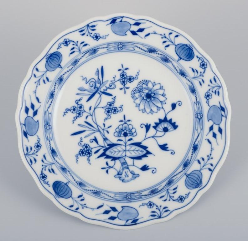 Tedesco Meissen, Germania, tre piatti in porcellana con motivo Cipolla Blu. in vendita