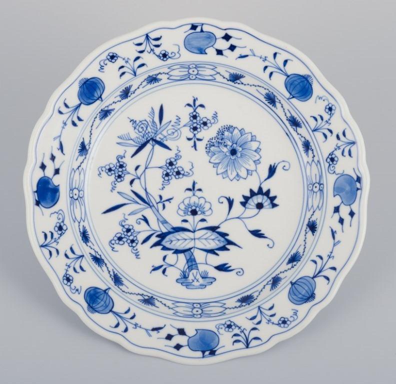 Dipinto a mano Meissen, Germania, tre piatti in porcellana con motivo Cipolla Blu. in vendita