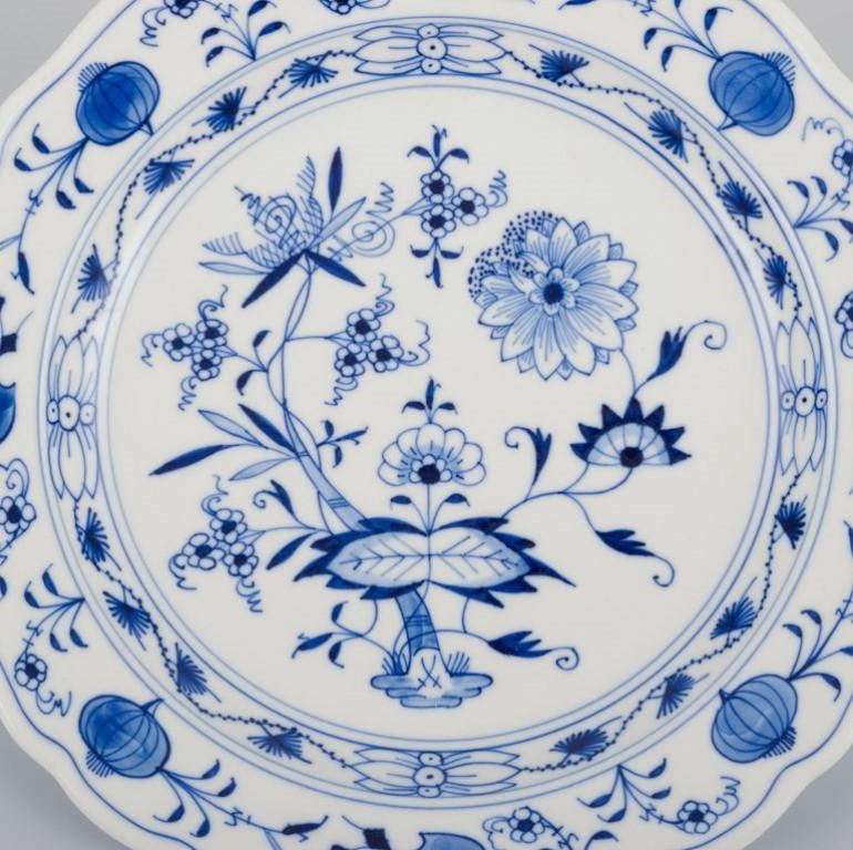 XX secolo Meissen, Germania, tre piatti in porcellana con motivo Cipolla Blu. in vendita